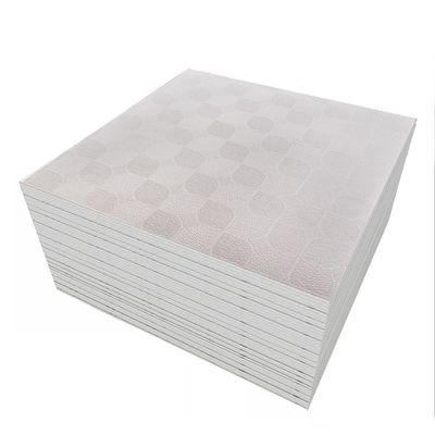 Buen precio Película de PVC laminada con cara a los paneles de techo de yeso de PVC con núcleo de yeso prensado para el rendimiento en sistemas de techo suspendido de rejilla expuesta en línea