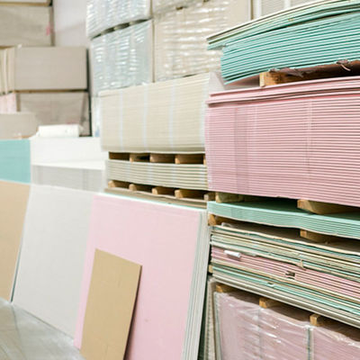 Buen precio color rojo del cartón yeso resistente al fuego de 15m m para el techo interior en línea