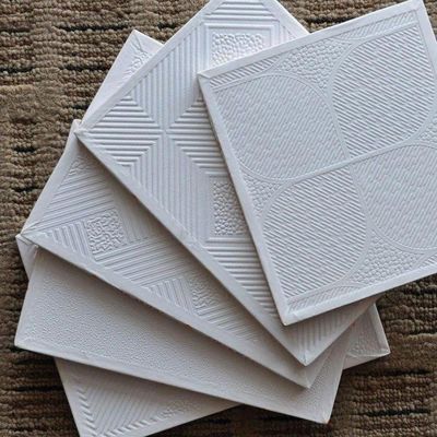 Buen precio El techo al aire libre del yeso del PVC, PVC de la prenda impermeable laminó el techo falso en línea