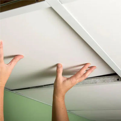 Buen precio Panel de techo de yeso de PVC ignífugo e impermeable ligero para sistemas de techo suspendido en línea